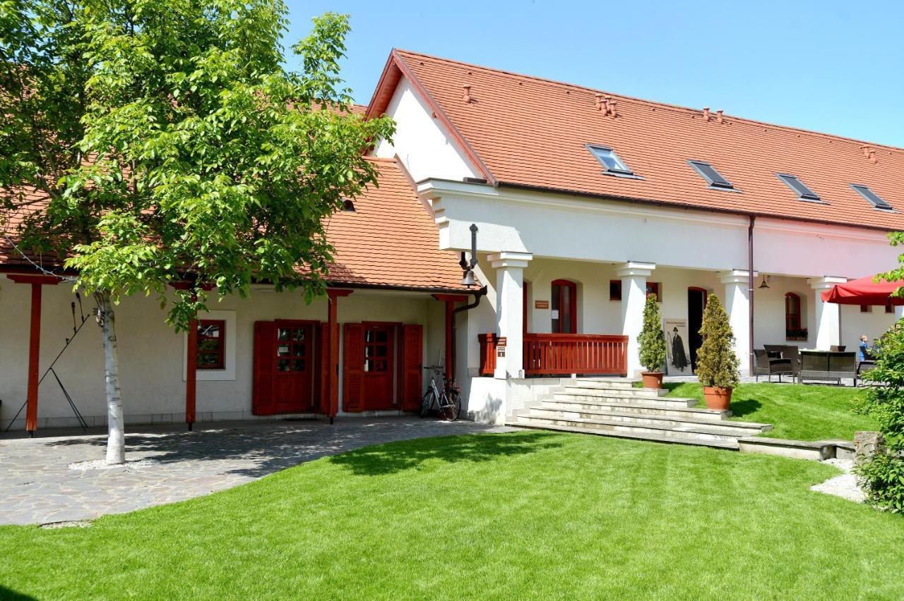 Servita Udvarhaz Еґер Екстер'єр фото